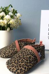 custom made Babyschuh aus Leder mit Leo-Print, Geschenk zur Geburt, Modell POLLY