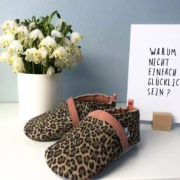 custom made Babyschuh aus Leder mit Leo-Print, Geschenk zur Geburt, Modell POLLY
