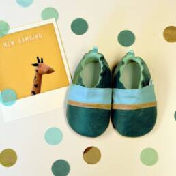Geschenk zur Geburt, Babyschuh aus Leder in Wunschfarben petrolgr&uuml;n, gold und eisblau