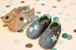 Krabbelschuhe aus Leder mit Punkten oder Sternchen, Farben nach Wahl, Modell MAMUFF