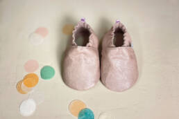 schlichter Babyschuh aus Leder in einer Farbe, hier auf Kundenwunsch in flieder metallic, custom made am Tegernsee