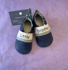 Geschenk zur Geburt: Babyschuhe aus Leder mit Namen bestickt, gefertigt von Johanna Jirgens, Schneiderhandwerk, Manufaktur am Tegernsee