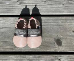 Geschenk zur Geburt - Babyschuh in rosa, aubergine und grau, aus weichem Leder, bestickt mit Namen, hergestellt am Tegernsee in der Manufakur Johanna Jirgens Schneiderhandwerk