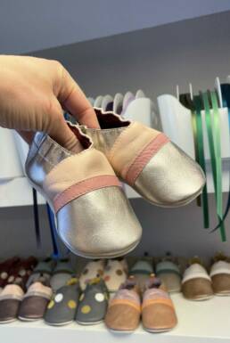 Krabbelschuh aus Leder, gut geeignet auch als Hausschuhe, handgefertigt am Tegernsee, Manufaktur Johanna Jirgens Schneiderhandwerk