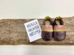 dreifarbiger, handgearbeiteter Krabbelschuh, Babyschuh, Hausschuh f&uuml;r Babys und Kleinkinder, aus weichem Leder in der Farbe heidelbeere metall, anis und altrosa