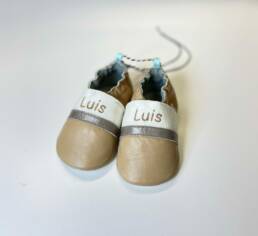 Modell BAM – personalisierte Krabbelschuhe mit Filzband