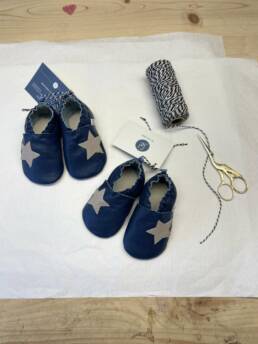 Krabbelschuh aus Leder, handgefertigt am Tegernsee, Manufaktur Johanna Jirgens Schneiderhandwerk, dunkelblaues Leder mit Lederstern in grau
