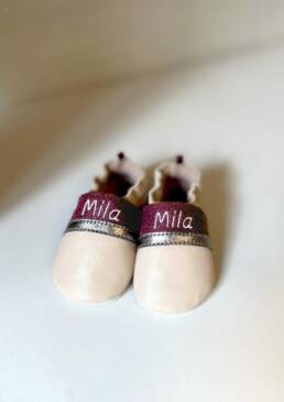 personalisierter Krabbelschuh aus Leder in cream, schmales Lederband in aubergine und Filzband in bordeaux mit Namen, Mädchenschuh, Manufaktur am Tegernsee, Handarbeit