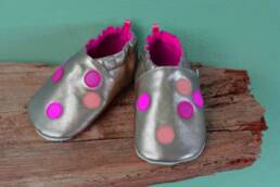 Kundenbestellung Hausschuh für Kinder aus Leder in platin mit aufgenähten Punkten aus Leder in pink, rosa und apricot, Handarbeit