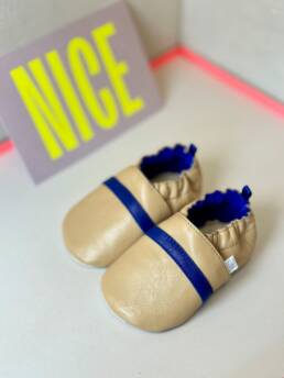handgefertigter Babyschuh aus Leder in zwei Farben latte macchiato und electric blue, mit weicher Rindsledersohle und Gummiband