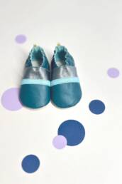 Handgefertigte Krabbelschuhe Modell PAUMI in petrolgr&uuml;n, mint und graphit &ndash; andere Farben auf Wunsch m&ouml;glich