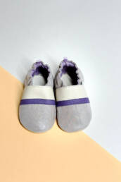 Handgeferttigte Krabbelschuhe f&uuml;r Babys und Kleinkinder aus Leder in der Farbe silberflieder/lila/creme Modell PAUMI
