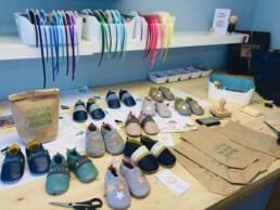 fertige Kundenbestellungen von Baby- und Krabbelschuhen aus Leder, Farben frei w&auml;hlbar, Blick in meine Schneiderwerkstattt