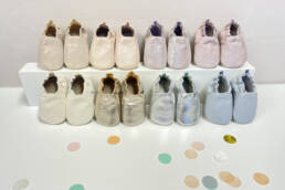 Babyschuhe als Geschenk zur Taufe oder zur Geburt, schlicht und aus weichem Leder, unifarben